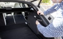 Parmi les fonctionnalités du coffre de l'Audi A6 Avant e-tron, on note que les dossiers arrière se rabattent facilement grâce à des tirettes.