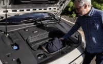 Sous le capot avant de l'Audi A6 Avant e-tron on dispose d'un petit coffre de 27 dm3, parfait pour accueillir les câbles de recharge.