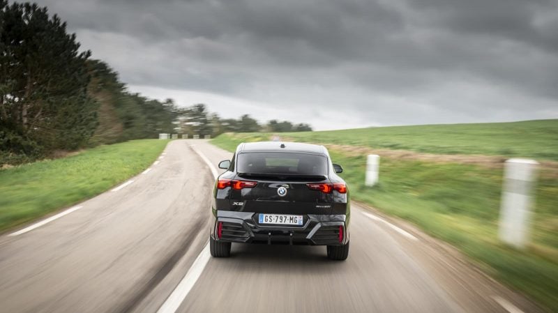 Le nouveau BMW X2 reste du genre ferme sur la route.