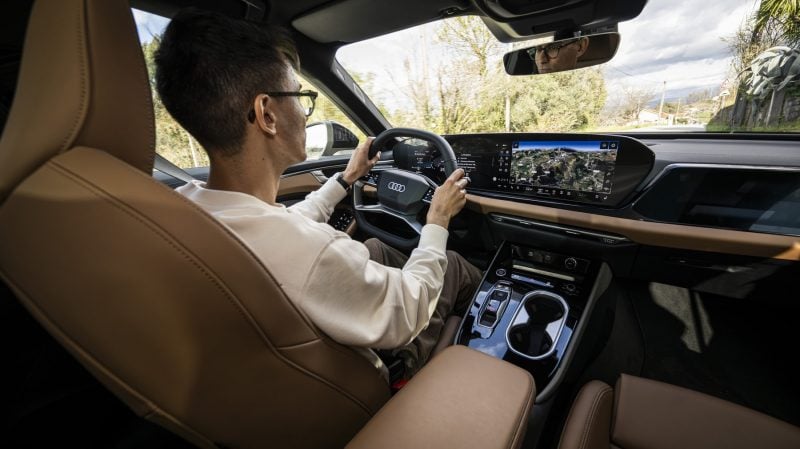 La direction progressive de l'Audi A6 Avant offre une belle sensation d'agilité, volant en main.