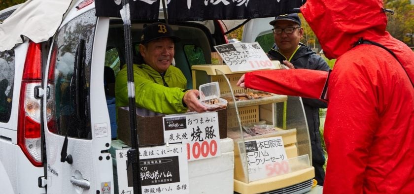 Le Japon est vraiment le pays de prédilection pour la transformation. Ici, un Kangoo transformé en food truck.